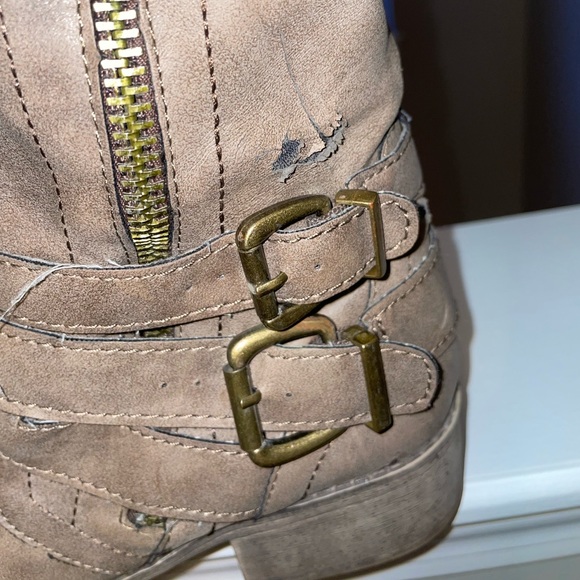 Tall lug heel Pull On Boot - Picture 6 of 9